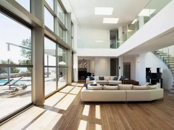 stay-cool_d484717195735825bde257e47d4949be Modern living room with window wall.
